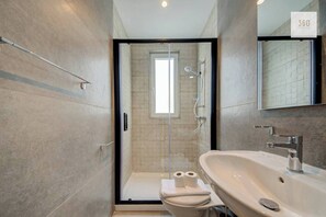 Hair dryer, towels - Stylish Sea View 3BR Penthouse in Qawra | Sleeps 6 (San Pawl il-Baħar)