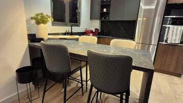 Deluxe-Apartment, Balkon | Eigene Küche | Großer Kühlschrank, Mikrowelle, Ofen, Herdplatte