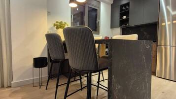 Deluxe-Apartment, Balkon | Wohnbereich | 50-Zoll-Smart-TV mit Satellitenempfang, Streaming-Dienste
