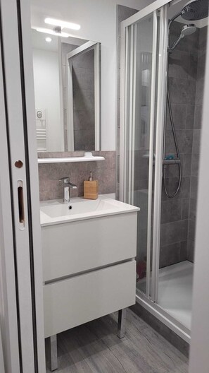 Shower, hair dryer - Le 17 des Lys - Central apartment for 8 people in Cauterets (Cauterets)