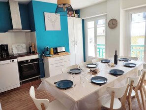 Private kitchen - Le 17 des Lys - Central apartment for 8 people in Cauterets (Cauterets)