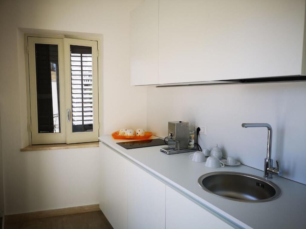 Chambre triple Confort, vue sur la ville | Cuisine privée | Réfrigérateur, four à micro-ondes, chaise haute, vaisselle et ustensiles