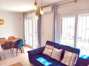 TV - Holiday Home 'Casa Panorama - with Shared Pool and sea views (Vejer de la Frontera)