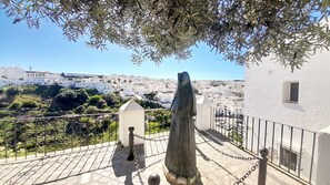 Property grounds - Holiday Home 'Casa Panorama - with Shared Pool and sea views (Vejer de la Frontera)