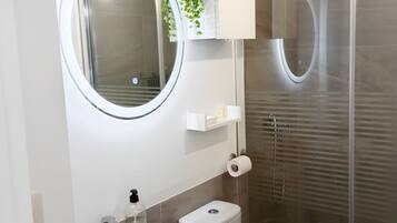 Een douche, een haardroger, handdoeken