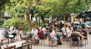 Outdoor dining - Modern 1-Bedroom Condo in Athens (Athina)