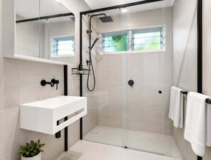 Hair dryer, towels, soap, shampoo - Spacious 4BR Near Kings Beach + Parking (Sunshine Coast)