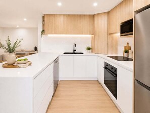 Kühlschrank, Mikrowelle, Ofen, Herdplatte
