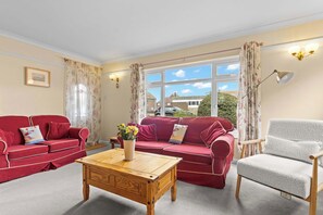 Smart TV, DVD player, stereo - The Dinghy Coastal Bungalow in Pevensey Bay (Pevensey Bay)