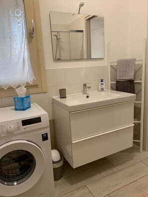 Regadera, secadora de cabello, bidet, toallas 
