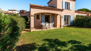 A two-story house with a patio, a covered outdoor seating area, and a well-maintained lawn. - 8-guest House Near Mountain Trails (Homps)
