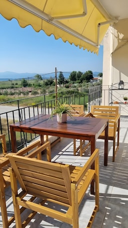屋外ダイニングエリア. Apartment '6' with Sea View, Wi-Fi, and Air Conditioning