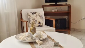 Ein Esstisch mit einer weißen Tischläufer aus Spitze, einer Buddha-Statue und einem Rauchverbot-Schild.