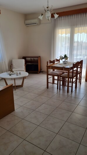 Dining - Apartment '6' with Sea View, Wi-Fi, and Air Conditioning (Fanari)