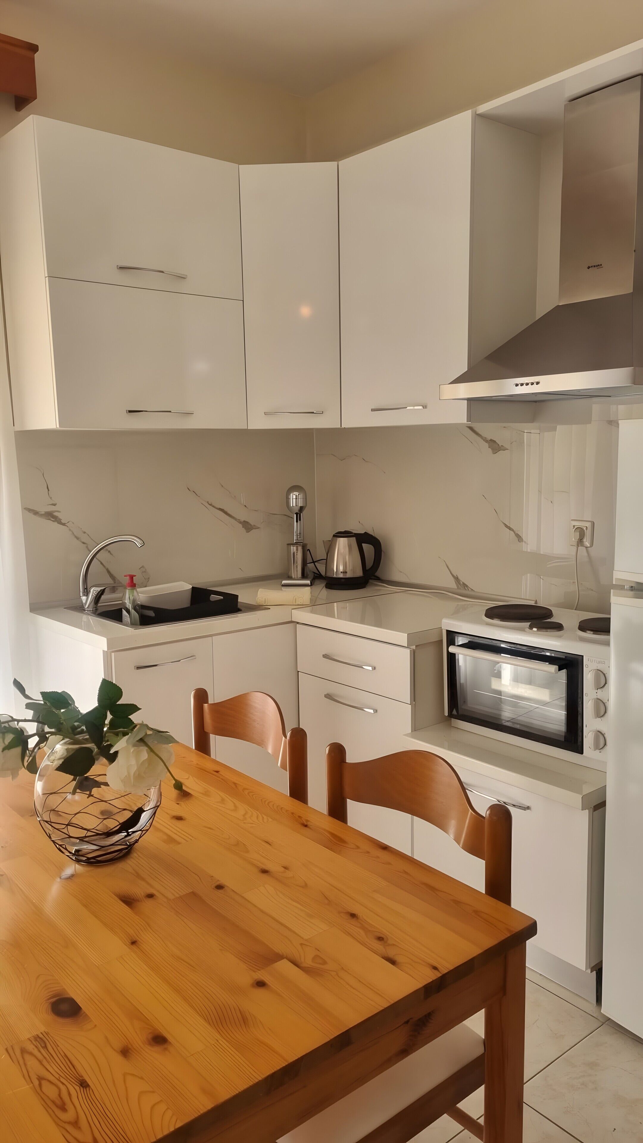 Réfrigérateur, four, plaque de cuisson, cafetière/bouilloire