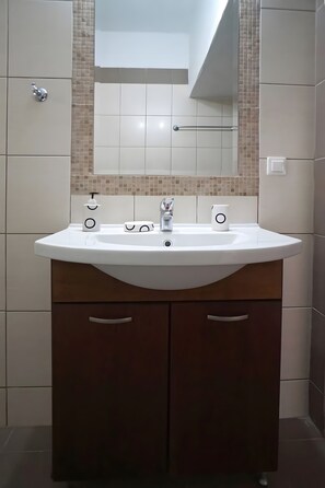 Bathroom - Apartment '6' with Sea View, Wi-Fi, and Air Conditioning (Fanari)