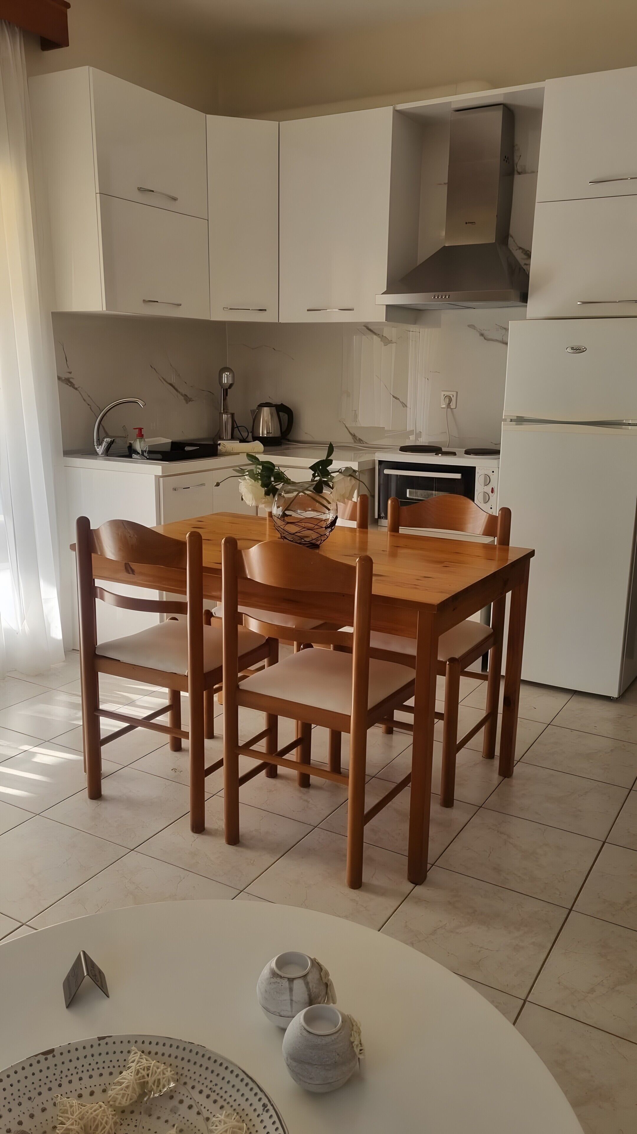 Fridge, oven, stovetop, coffee/tea maker