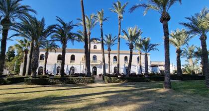 Stunning 2 Bedroom Apartment, AC, WIFI, Pool Views