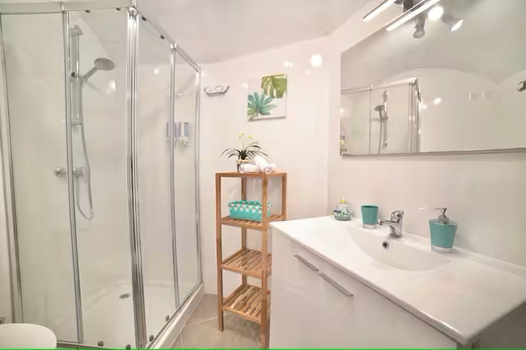 Een douche, een haardroger, een bidet, handdoeken