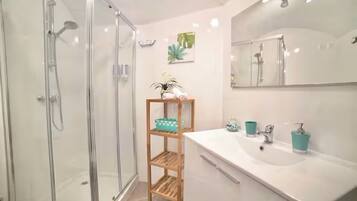 Een douche, een haardroger, een bidet, handdoeken