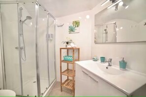 Douche, sèche-cheveux, bidet, serviettes fournies