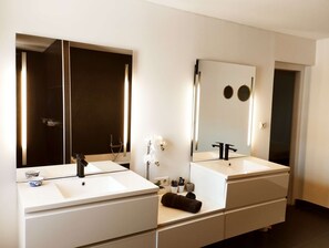 Shower, hair dryer, towels