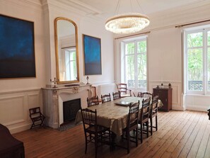 Dining - Elegant 130m² A/C Apt – Square Gambetta (Carcassonne)