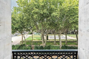 A courtyard with trees, a fountain, and a paved area with benches. - Luxurious 130sqm apt gambetta square with AC (Carcassonne)