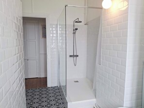 Douche, sèche-cheveux, serviettes fournies