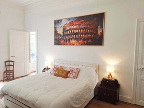 Desk, iron/ironing board, WiFi, bed sheets - Elegant 130m² A/C Apt – Square Gambetta (Carcassonne)