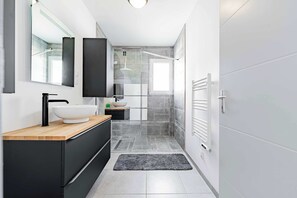 Shower, hair dryer, towels - Villa Pancho: quiet, AC, private pool. (Trèbes)