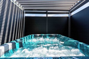 Outdoor spa tub - Villa Pancho: quiet, AC, private pool. (Trèbes)