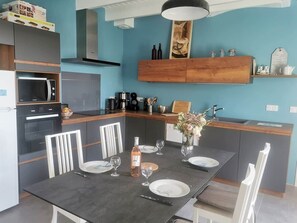 Fridge, microwave, oven, stovetop - Les Hortensias - Maison vue mer Dourduff en mer (Plouezoc'h)