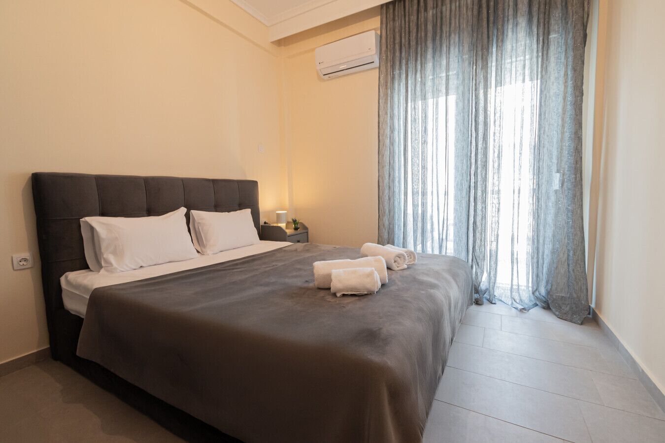 Tabla de planchar con plancha, wifi y ropa de cama 