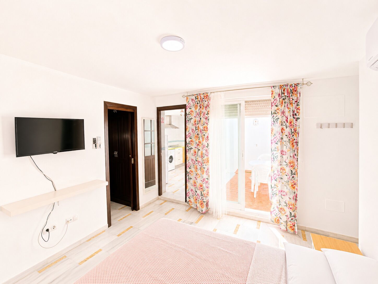 Iron/ironing board, bed sheets