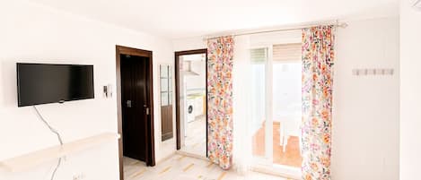 Iron/ironing board, bed sheets