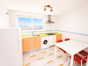 Fridge, coffee/tea maker, toaster, cookware/dishes/utensils - Apartamento San Ignacio de Loyola, sol y ola IV (conil de la frontera)