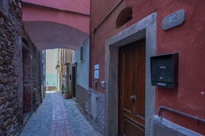 Exterior - A comfortable 37 sq m studio apartment, perfect for two people but capable of accommodating up to four guests, located in the basement of a building without an elevator (steps required).The property is located in Manarola, one of the most picturesque vil (Manarola)
