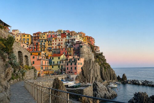 A comfortable 37 sq m studio apartment, perfect for two people but capable of accommodating up to four guests, located in the basement of a building without an elevator (steps required).The property is located in Manarola, one of the most picturesque vil