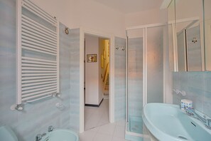 Shower, bidet, towels - A comfortable 37 sq m studio apartment, perfect for two people but capable of accommodating up to four guests, located in the basement of a building without an elevator (steps required).The property is located in Manarola, one of the most picturesque vil (Manarola)
