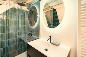 Apartment | Bathroom - Loft-style Duplex at Hendrik Square (Antwerp)