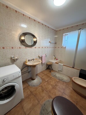 Hair dryer, bidet, towels, soap - Casa do Horizonte - Family-Friendly Apartment with Ocean & Mountain Views (Biscoitos)