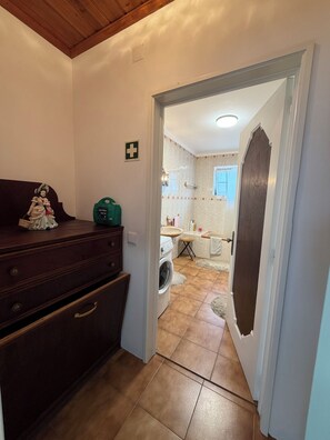 Hair dryer, bidet, towels, soap - Casa do Horizonte - Family-Friendly Apartment with Ocean & Mountain Views (Biscoitos)