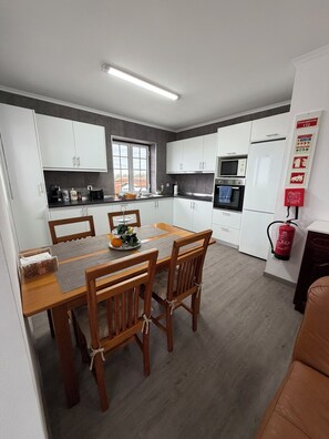 Dining - Casa do Horizonte - Family-Friendly Apartment with Ocean & Mountain Views (Biscoitos)