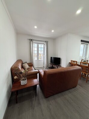 Living area - Casa do Horizonte - Family-Friendly Apartment with Ocean & Mountain Views (Biscoitos)