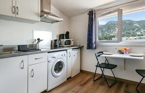 Fridge, coffee/tea maker, cookware/dishes/utensils - Intimate studio near train station (Toulon)