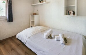 Iron/ironing board, travel cot, WiFi - Intimate studio near train station (Toulon)