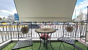Outdoor dining - Spacious Apartment 2 Minutes from the Hospitals (Athens)