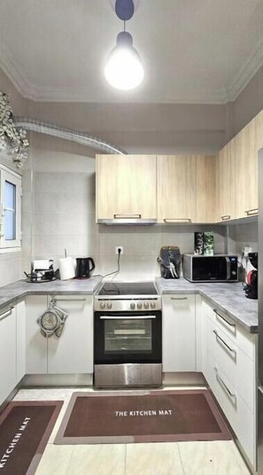 Private kitchen - Spacious Apartment 2 Minutes from the Hospitals (Athens)