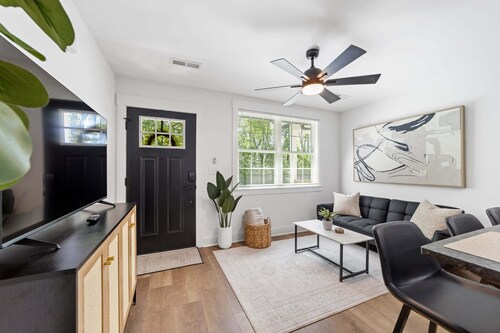 1BD Modern Condo ⎮ Downtown Walkable to F&M Bank Arena